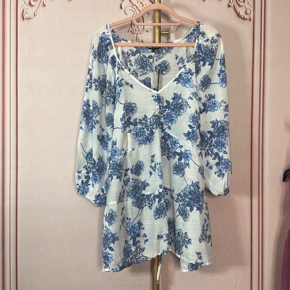 Unique Spectrum Tops - Unique Spectrum blue & white floral V-neck top, plus size